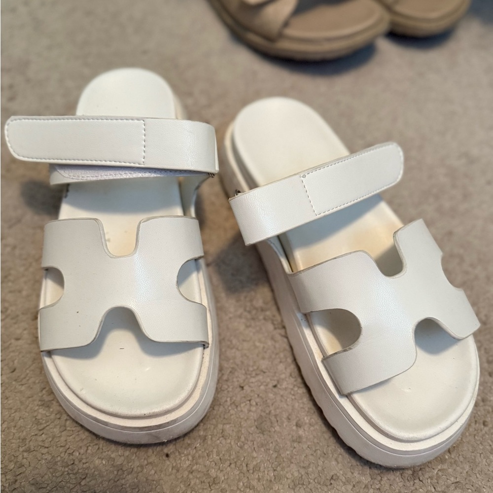 White Sandals with Comfort and Versatility